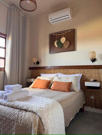 Quarto do chalé da Vila Maytrea Chalés preparado para casal